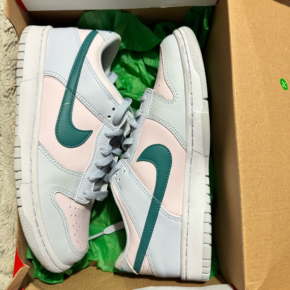 🔥Nike Women’s Low Dunk Sneakers with Teal & Pink Accent. Size 7.5  Like New 🔥 - Picture 4 of 6